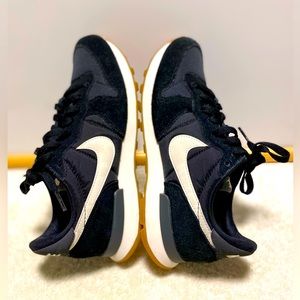 Nike Internationalist
Black Dark Smoke Grey White (Women's) cod: 828407 021